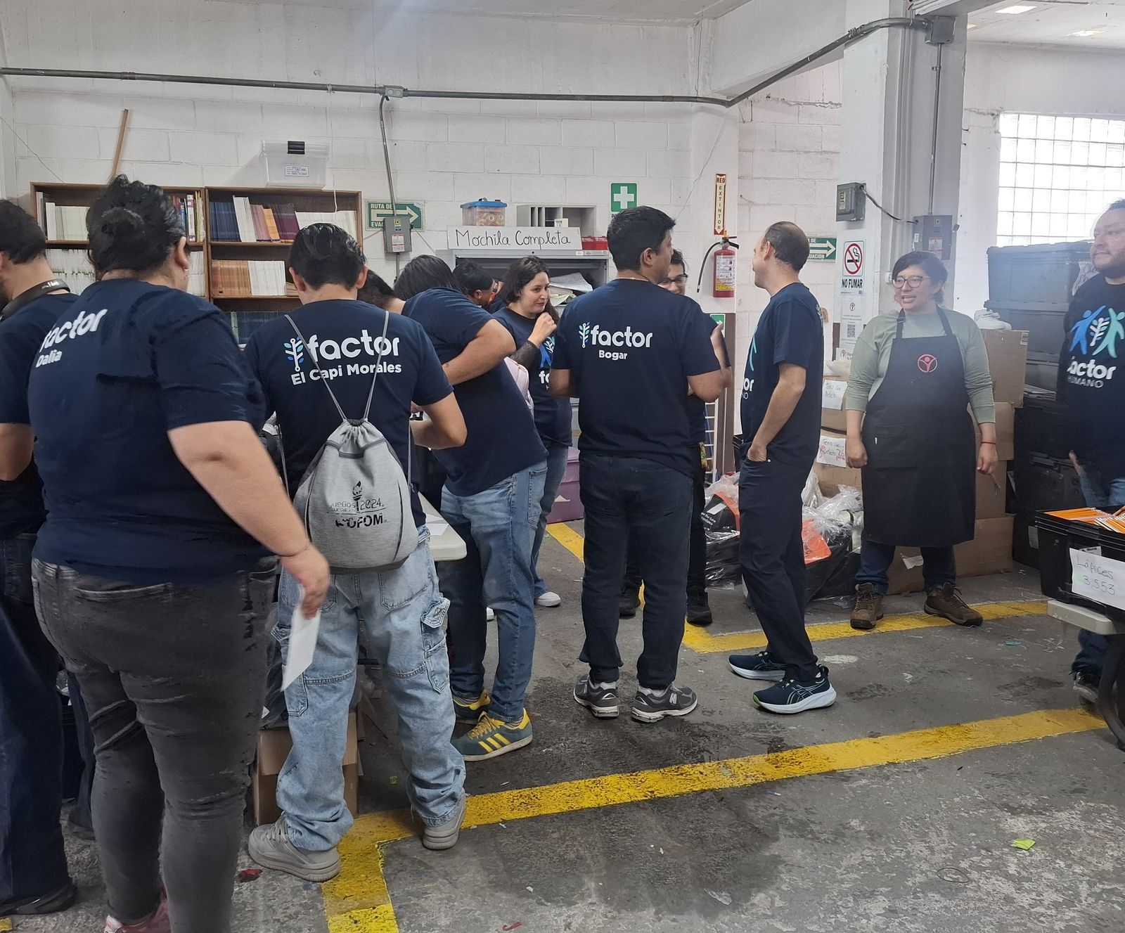 Colaboradores de Factor Exprés durante la jornada de voluntariado de la campaña "Mochila completa"